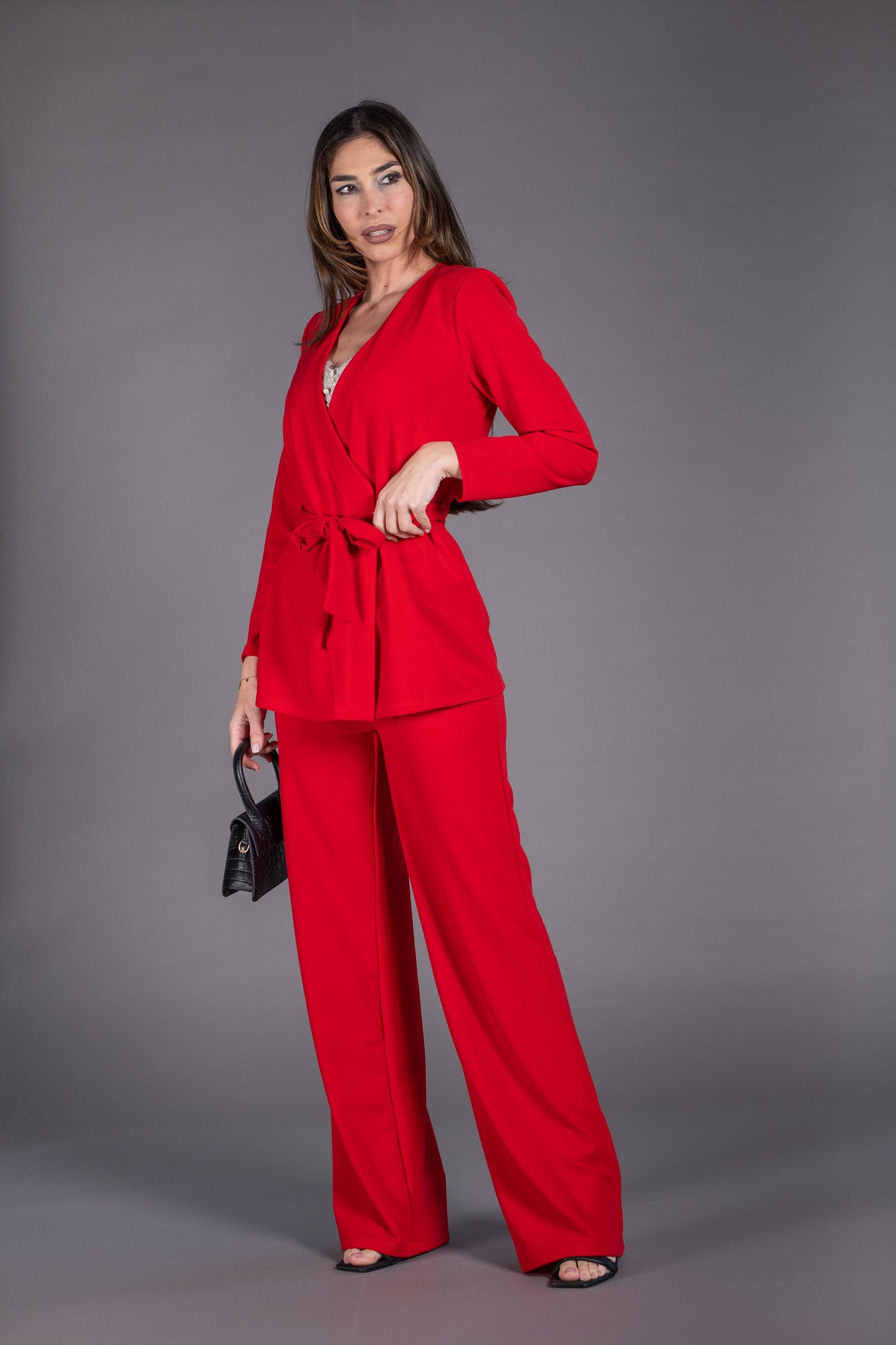 Traje de pantalón y chaqueta cruzada con cinturón color rojo